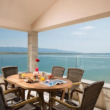 Vista Royal Apartment *