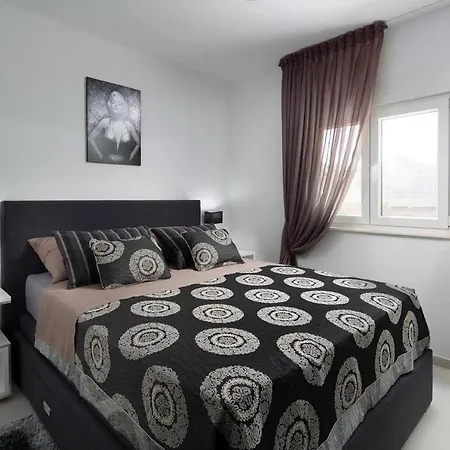 Vista Royal Apartment *