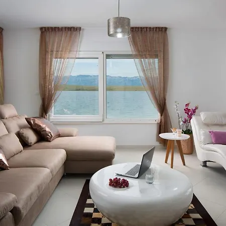 Vista Royal Apartment